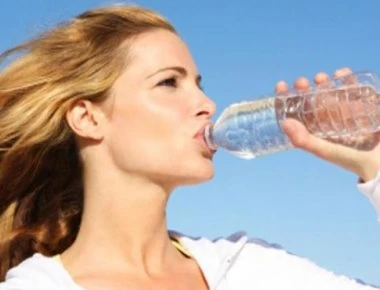 Καταπολεμήστε την κατακράτηση υγρών και μειώστε το βάρος σας